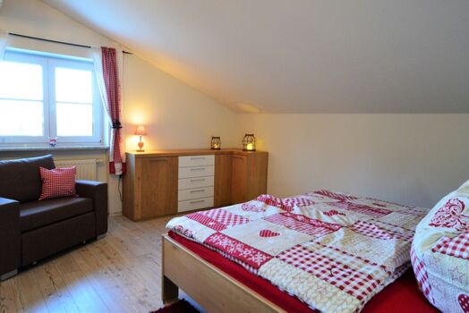 Schlafzimmer 1 mit Schlafsessel (Kinderbett ist auch vorhanden)