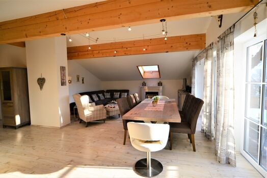 Der großzügige Wohn-Ess-Bereich mit Elektrokamin