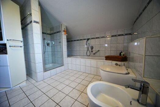 Dusche und Badewanne