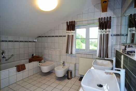 Bad mit Fussbodenheizung, WC u. Bidet