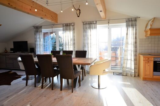 Unser großer Esstisch für bis zu 8 Personen (2,40x1,00m)