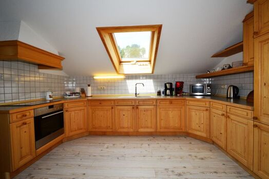 Die umfangreich ausgestattete Naturholzküche - alles ist ausreichend vorhanden