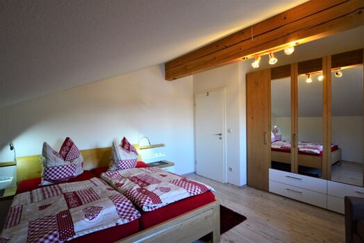 Schlafzimmer 1 mit Doppelbett (180×200 cm)