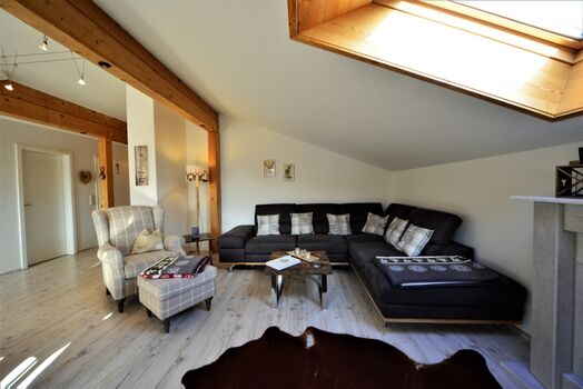 Der helle Wohnbereich mit kuscheliger Wohnlandschaft 