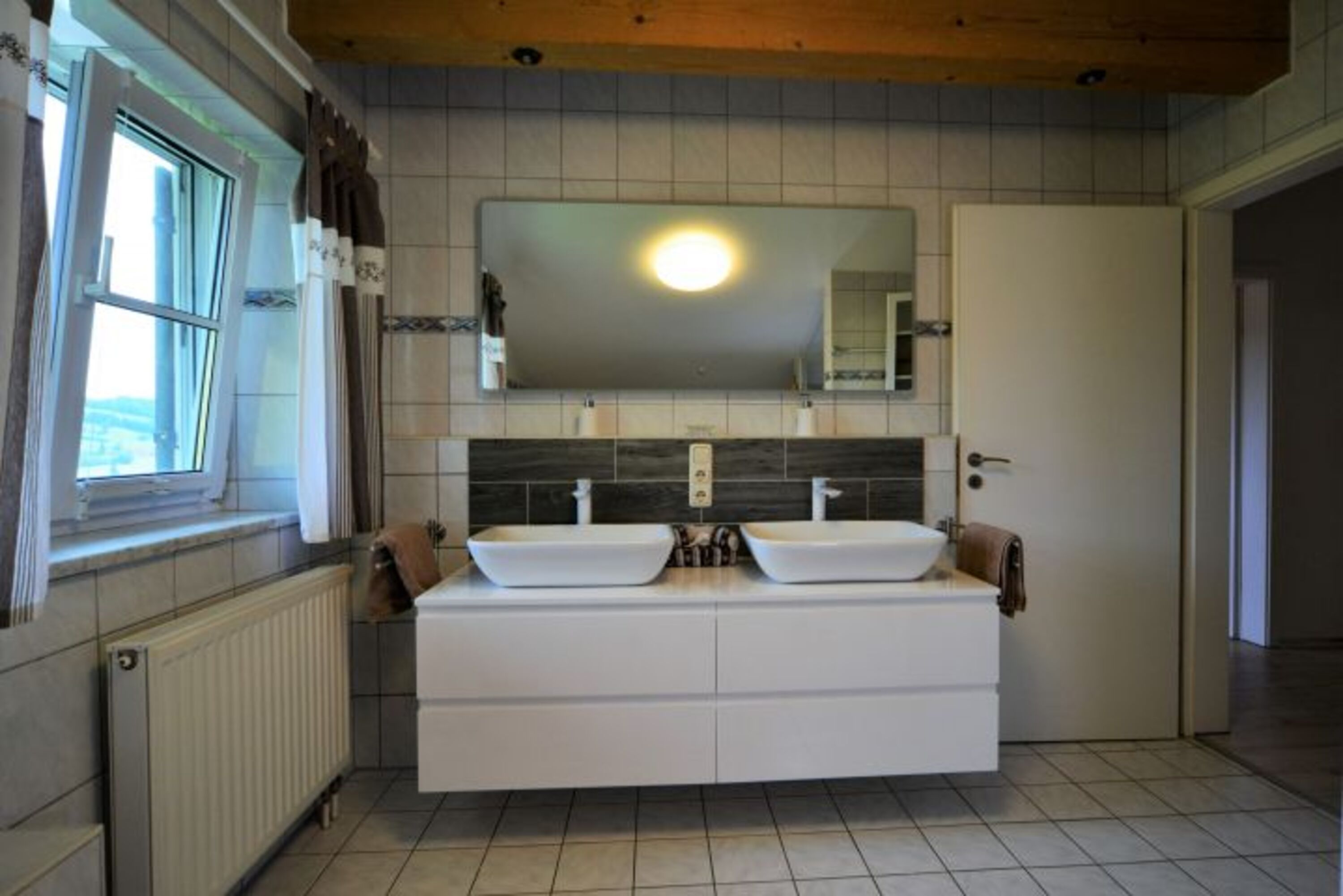 Zwei Waschbecken, Tageslichtfenster