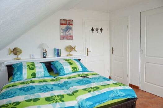 2 Schlafzimmer: 2x Doppelbett 180x200cm, 1x Einzelbett 90x200cm