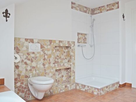 2 Tageslichtbäder: 1 Vollbad und 1 Duschbad