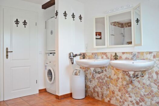 Waschmaschine und Gefrierschrank im Bad