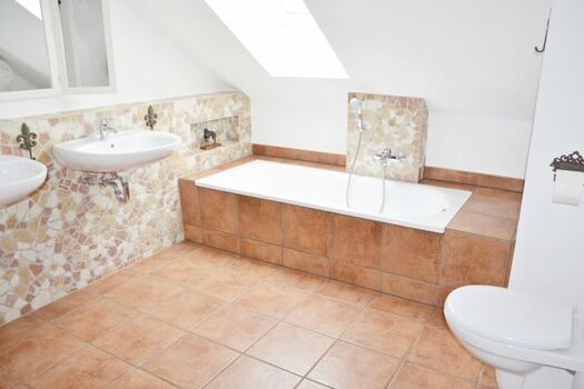 Großes Vollbad mit Badewanne, Dusche, 2 Waschbecken, WC