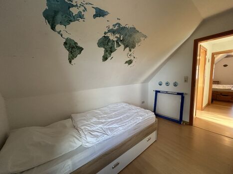 1. Schlafzimmer oben links