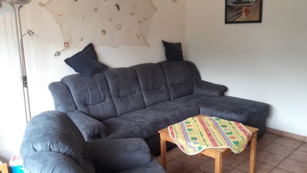 Wohnzimmer Couch und Sessel