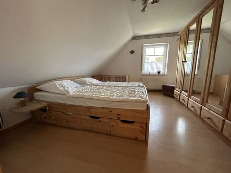 2.Schlafzimmer oben rechts