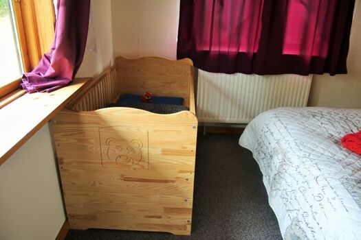 Babybett im 1. Schlafzimmer