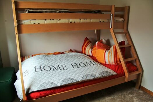 2. Schlafzimmer - Etagenbett mit Fernseher