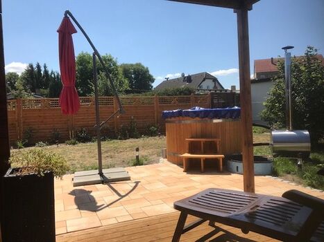 Sitzecke mit Liegenstühlen, Grill,  großem Esstisch