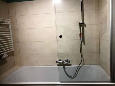 Badewanne mit Dusche