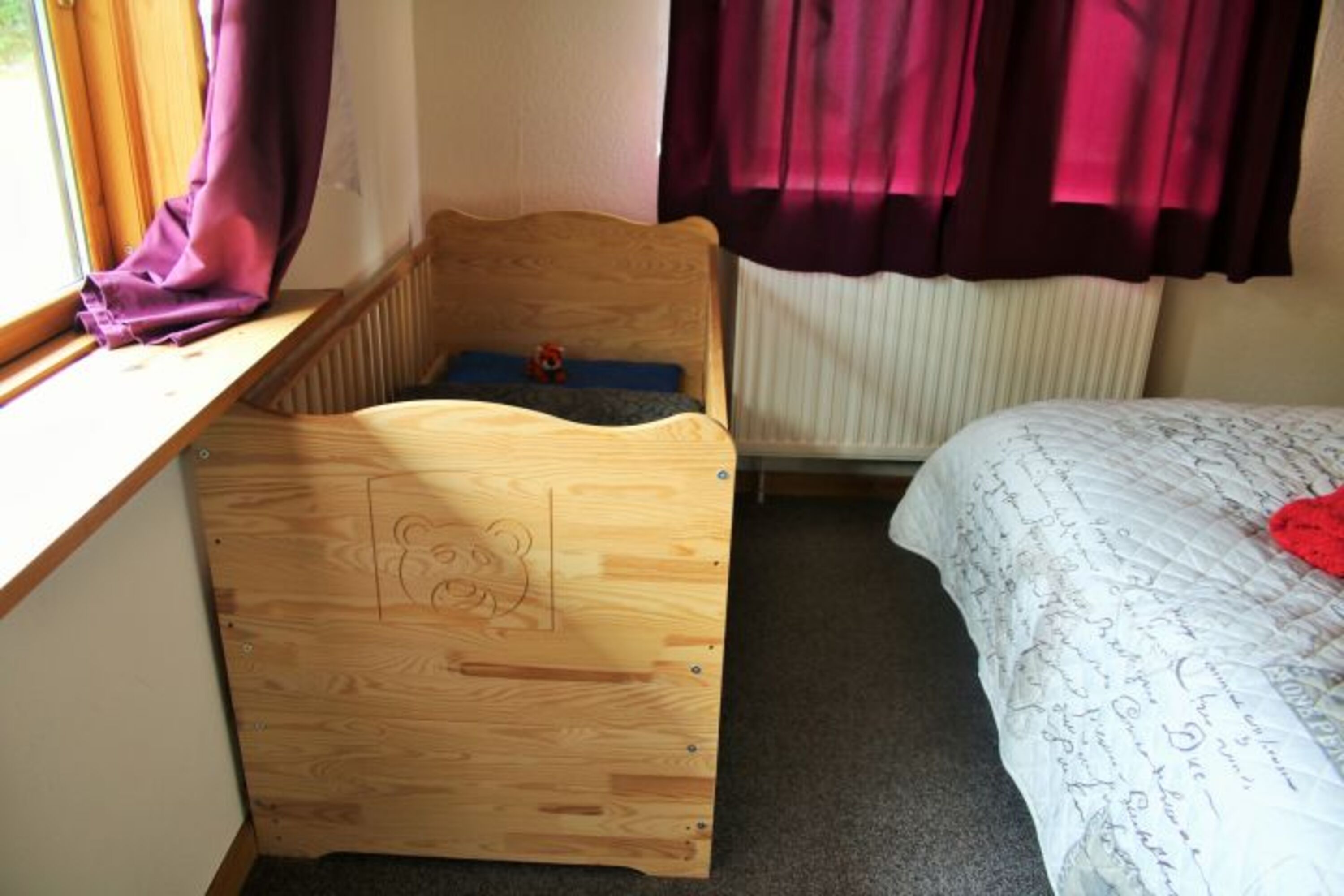 Babybett im 1. Schlafzimmer