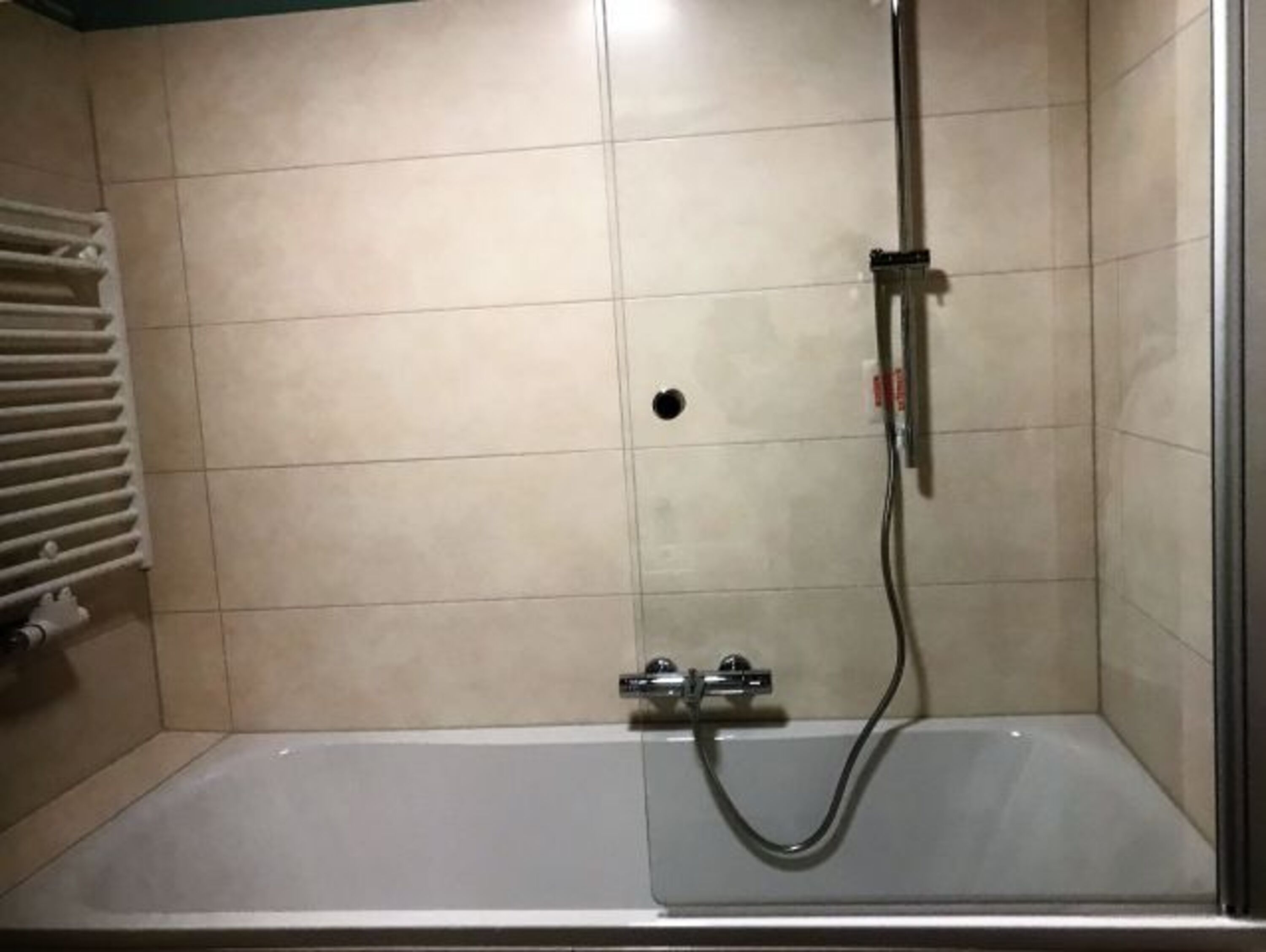 Badewanne mit Dusche