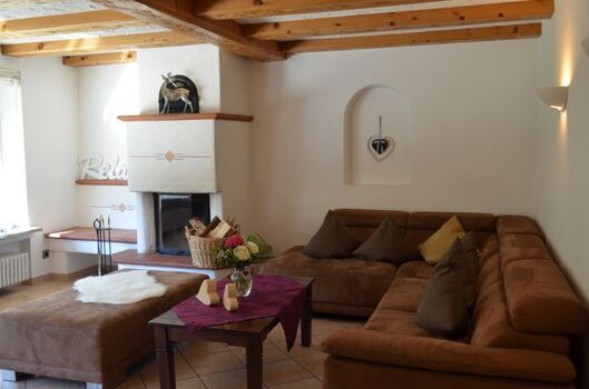 Wohnbereich mit offenem Kamin