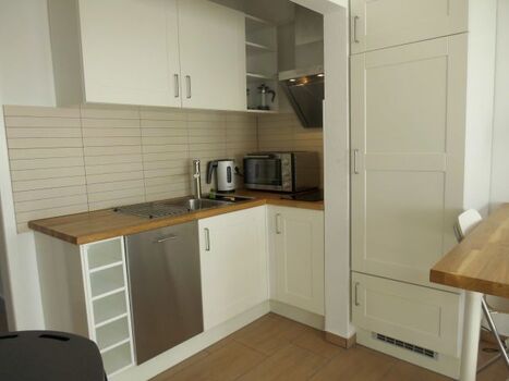 Pantry Küche , gut ausgestattet mit Geschirrspüler und großem Kühlschrank