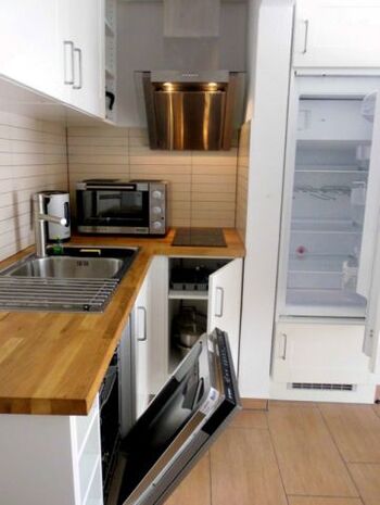 moderne Küchenzeile mit Geschirrspüler