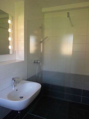 modernes Bad mit ebenerdiger Dusche