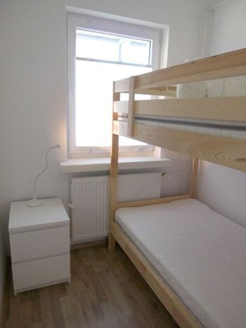 Kleines Schlafzimmer mit Stockbett (Liegefläche 90x200cm)