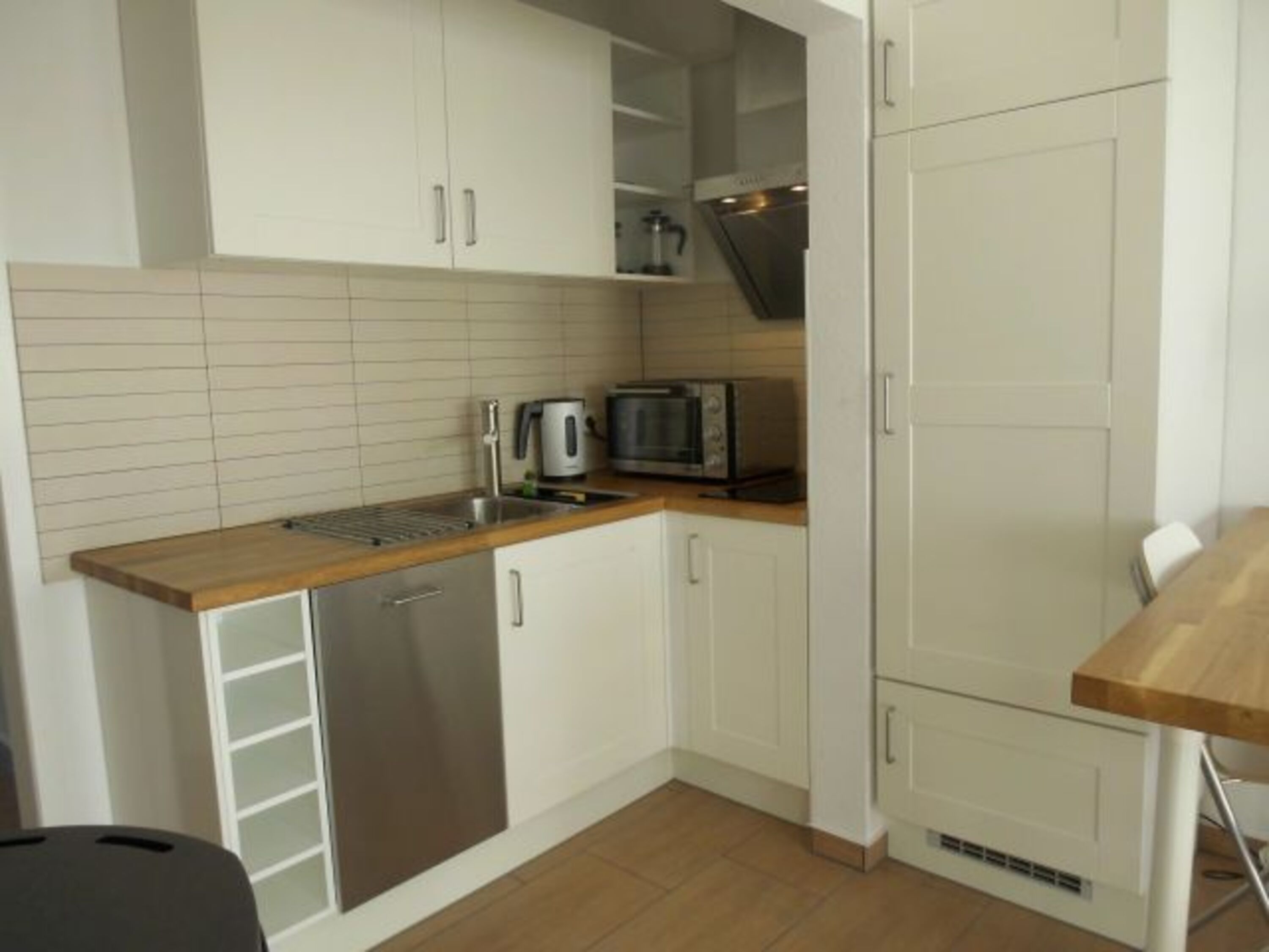 Pantry Küche , gut ausgestattet mit Geschirrspüler und großem Kühlschrank