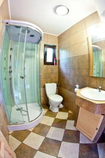 Das Badezimmer befindet sich im Erdgeschoss. Es ist modern mit einer Duschkabine, Waschbecken und WC ausgestattet.