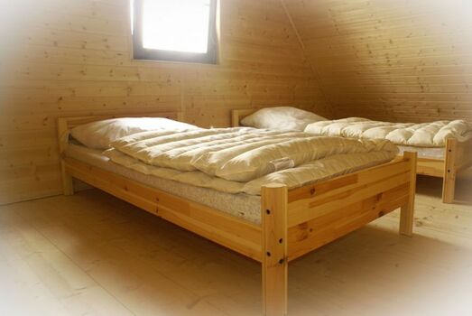 In jedem Schlafzimmer gibt es zwei Betten. 