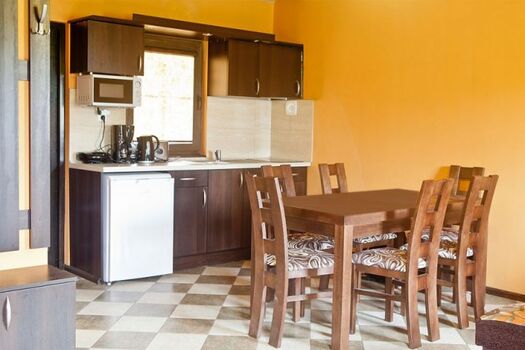 Die Küche ist völlig ausgestattet.