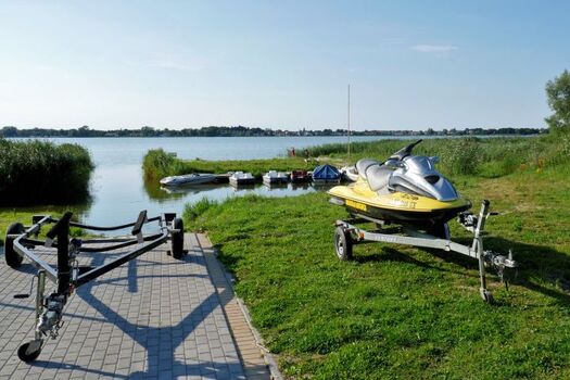 Wir haben eine privaten Zugang zum See. Die Slipanlage wird nur von unseren Gästen benutzt.