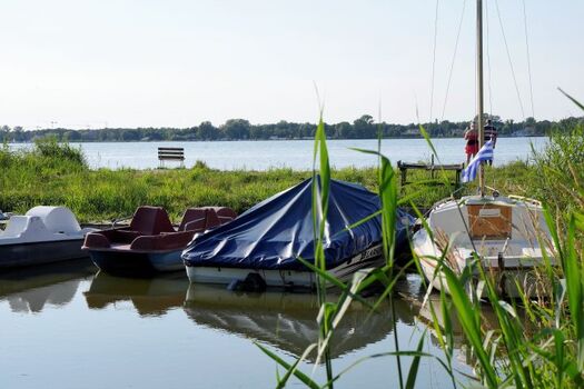 Zu freier Verfügung unseren  Gästen sind die Tretboote und Ruderboot.