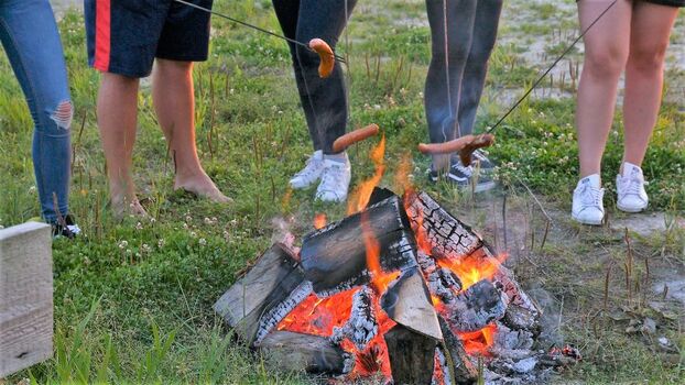 Am Lagerfeuer schmeckt die Wurst am Besten.