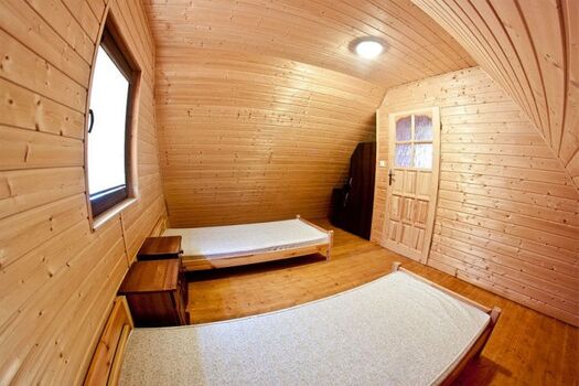 Auf zweiter Etage befinden sich zwei Schlafzimmer, die einzeln abschlissbar sind.