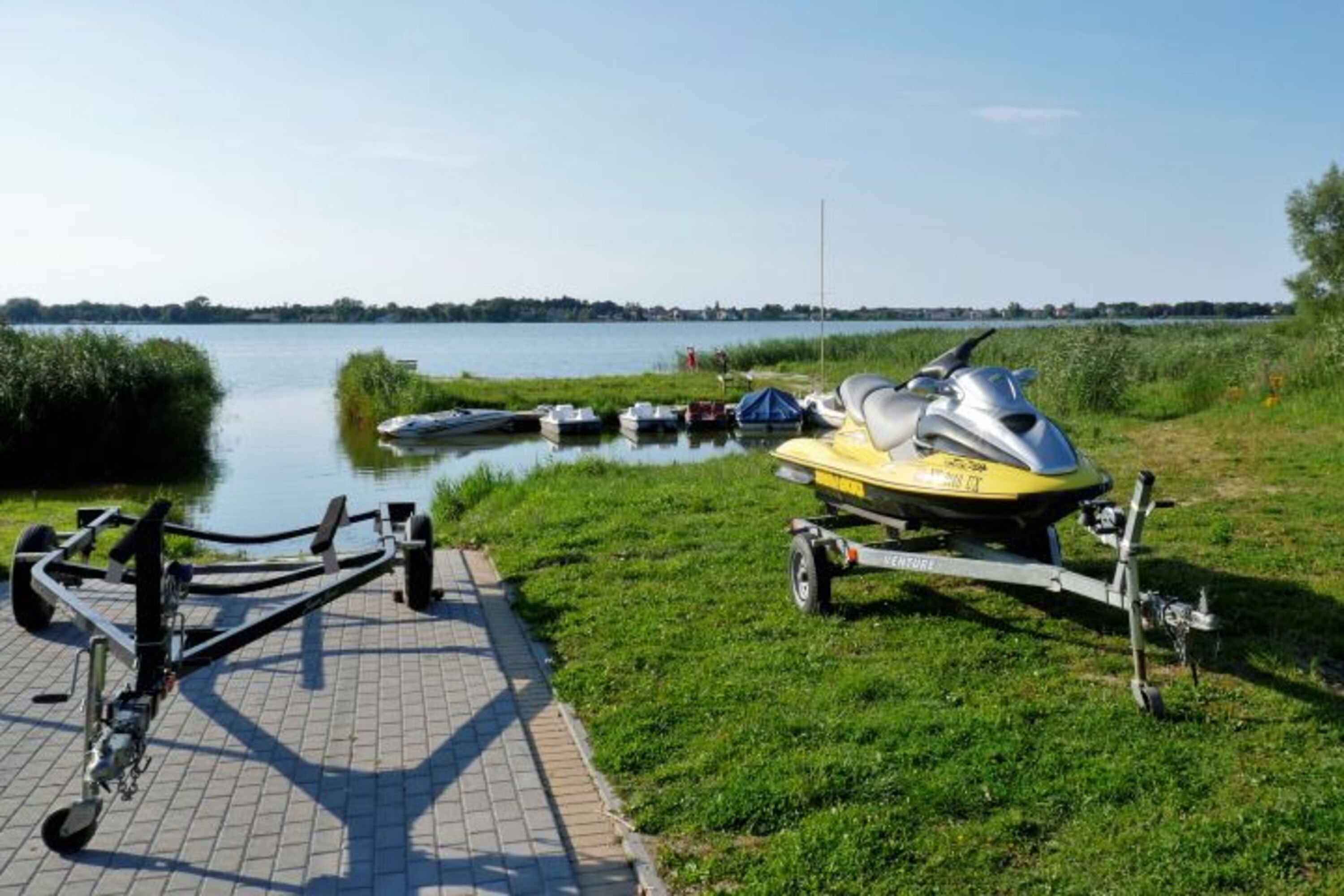 Wir haben eine privaten Zugang zum See. Die Slipanlage wird nur von unseren Gästen benutzt.