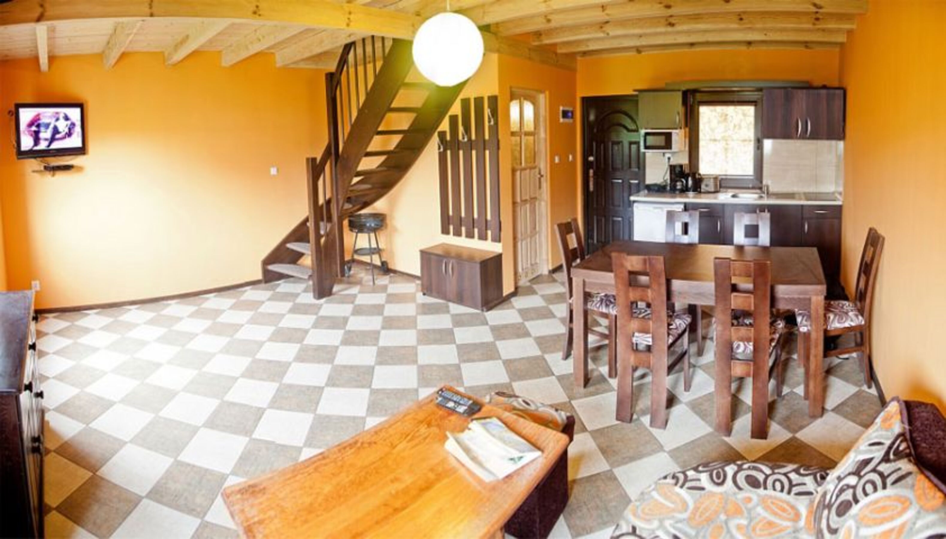 Das Wohzimmer befindet sich in unteren Etage des Hauses. Hier haben Sie ein Sofa, ein Tisch mit Stühlen, Schränke, TV LCD, SAT.