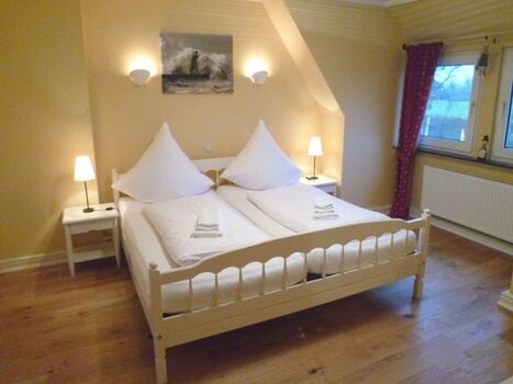 Schlafzimmer mit Doppelbett