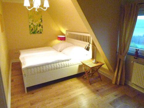 Schlafzimmer mit Doppelbett