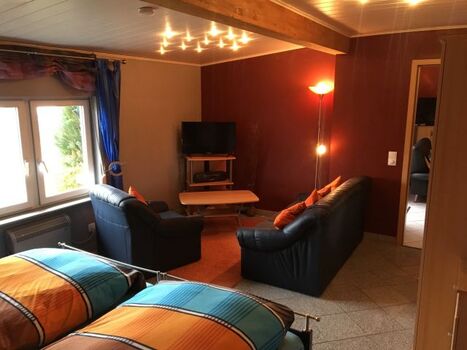 Schlafzimmer 1 mit Couch u. TV