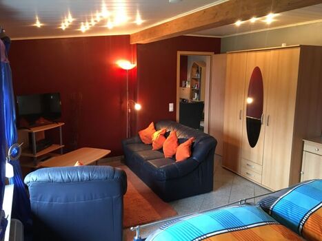 Schlafzimmer 1 mit Couch u. TV