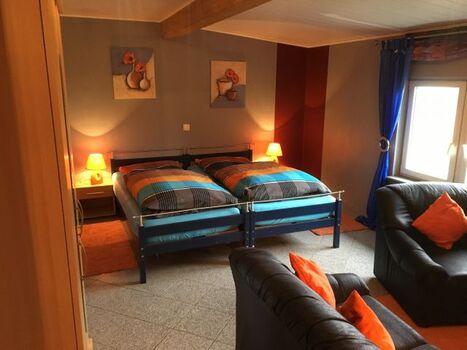 Schlafzimmer 1 mit Couch u. TV