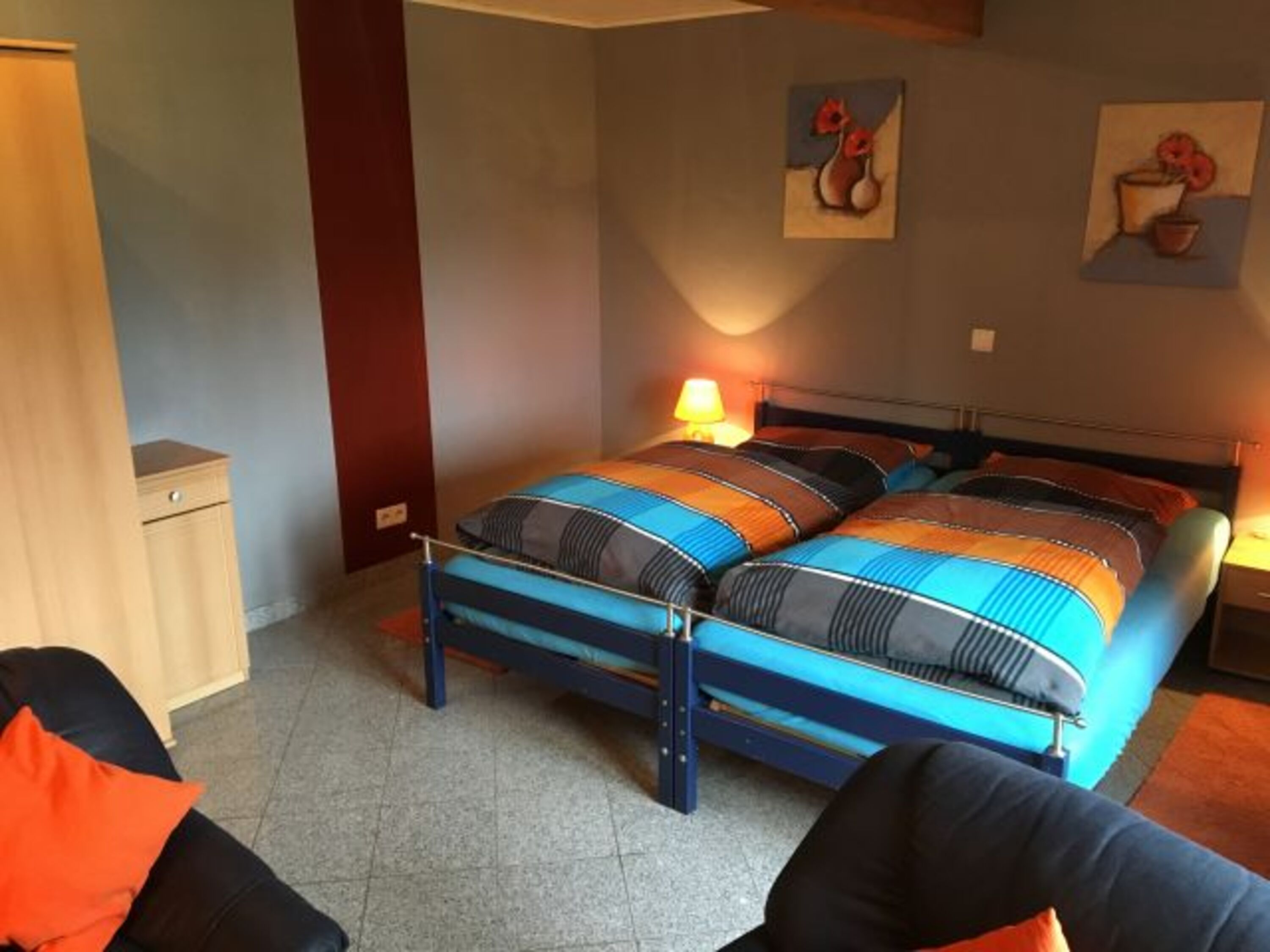 Schlafzimmer 1 mit Couch u. TV