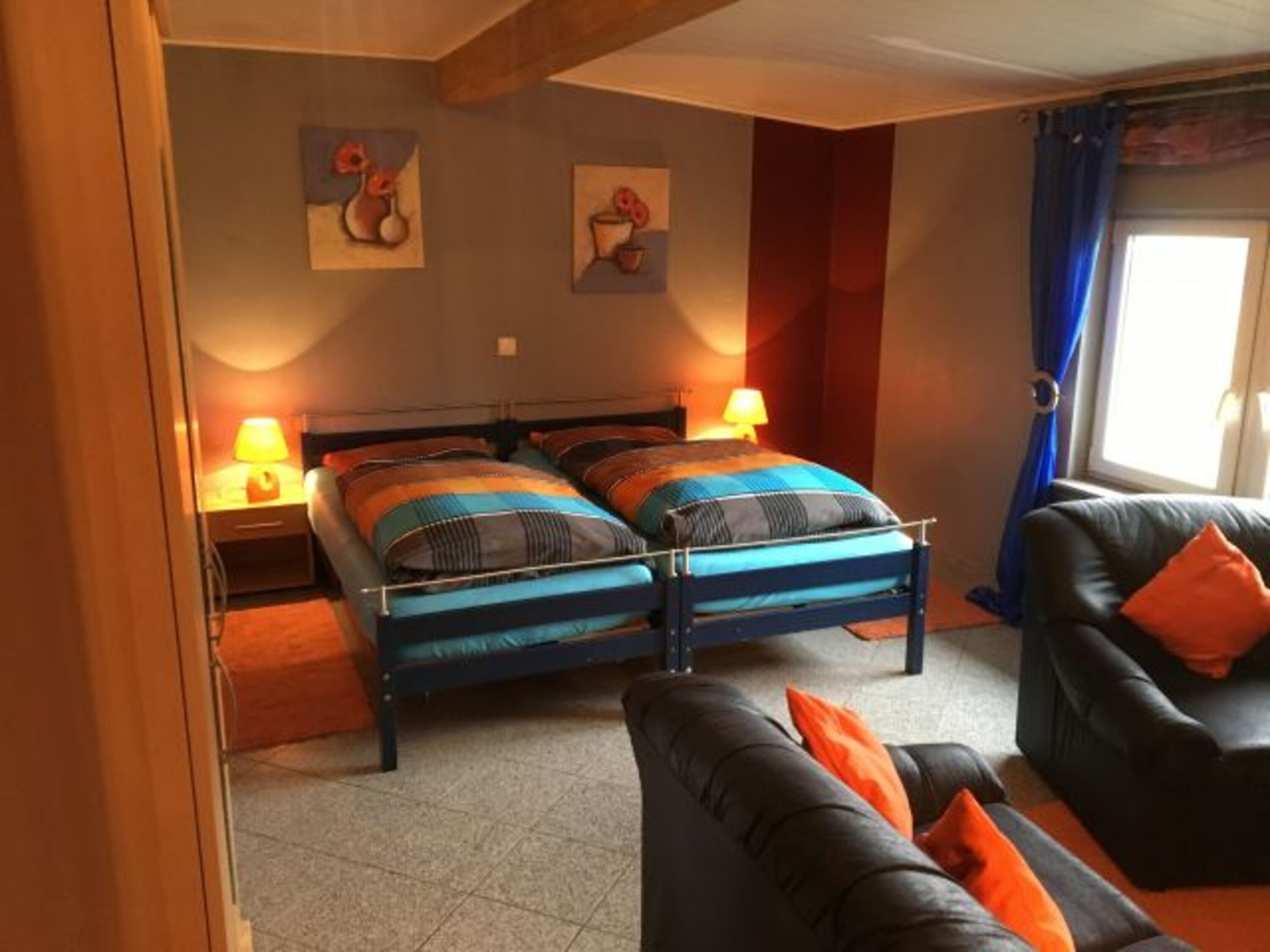 Schlafzimmer 1 mit Couch u. TV