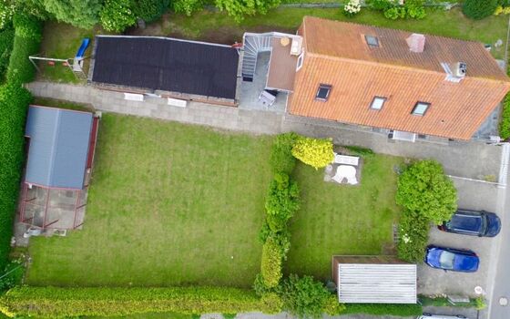 gesamtes Grundstück von oben 