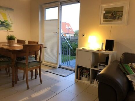 Essplatz mit Ausgang in den Garten