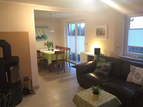 Moderne Einrichtung mit offener Küche