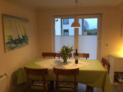 Essbereich mit Ausgang zur Terrasse