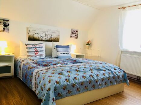 Doppelbett Schlafzimmer mit Golfplatzblick