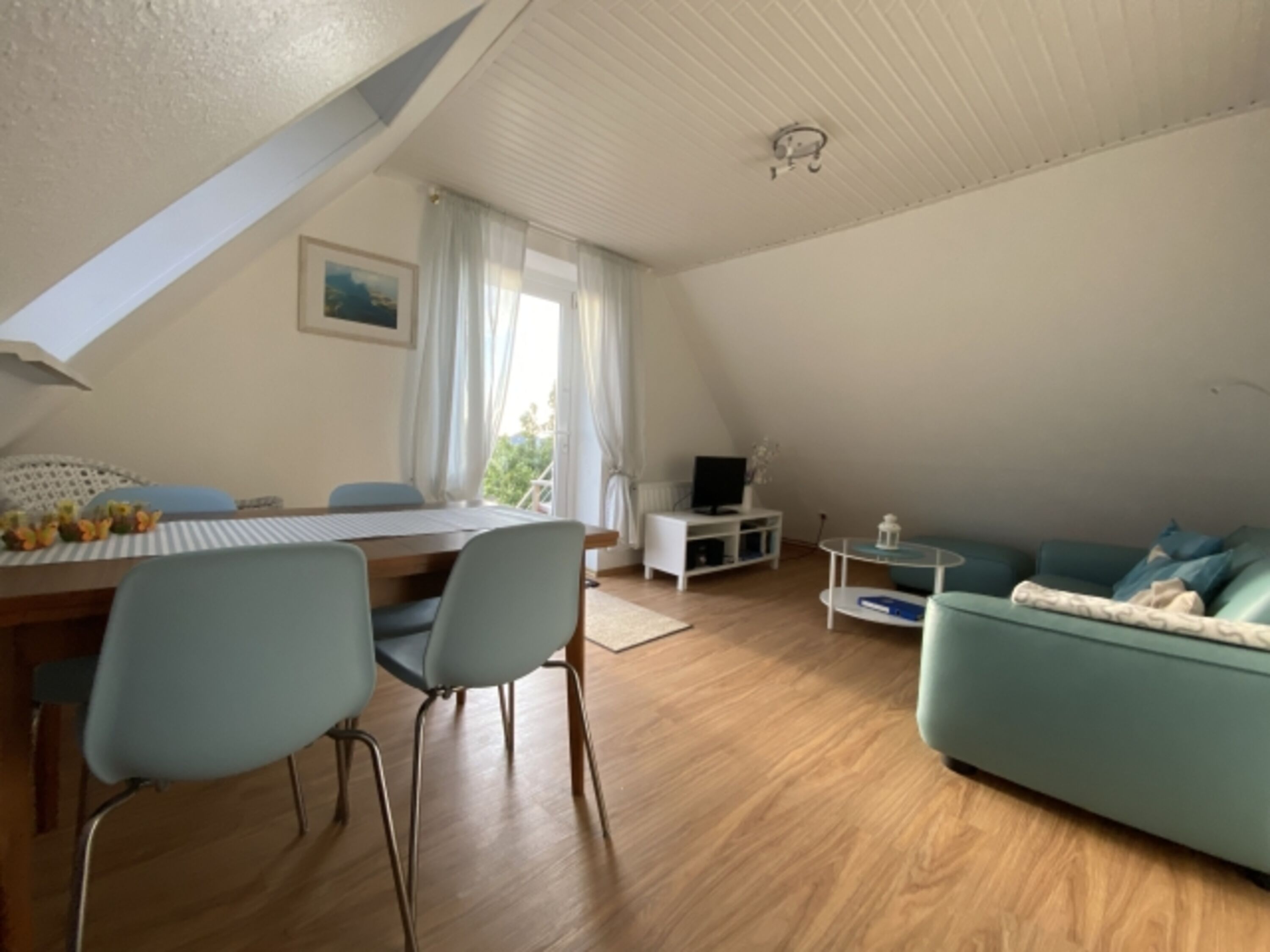 Offener Wohnbereich zum Balkon